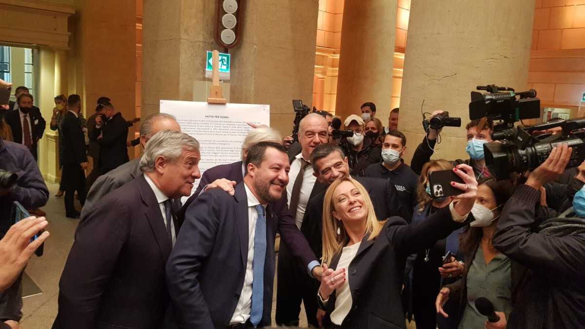 Immagine di Il centrodestra al tempio di Adriano con Michetti. Salvini contro tutti, Meloni lancia il patto per Roma