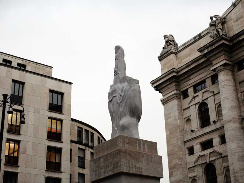 Il dito medio di Maurizio Cattelan in piazza Affari a Milano (LaPresse)&nbsp;