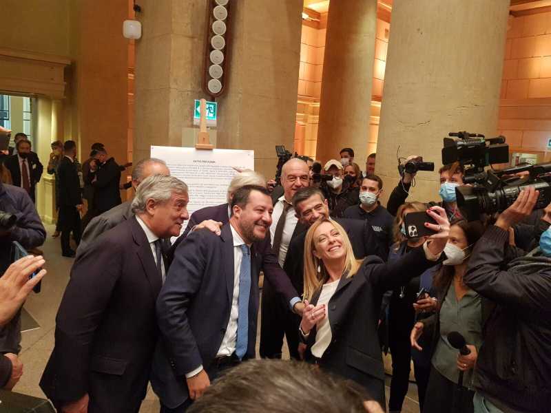 Il centrodestra al tempio di Adriano con Michetti. Salvini contro tutti, Meloni lancia il patto per Roma
