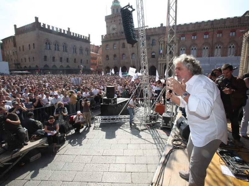 Beppe Grillo durante la manifestazione del M5s a sostegno della candidatura a sindaco di Massimo Bugani nel 2011 in piazza Maggiore a Bologna (ANSA / MICHELE NUCCI)<br />