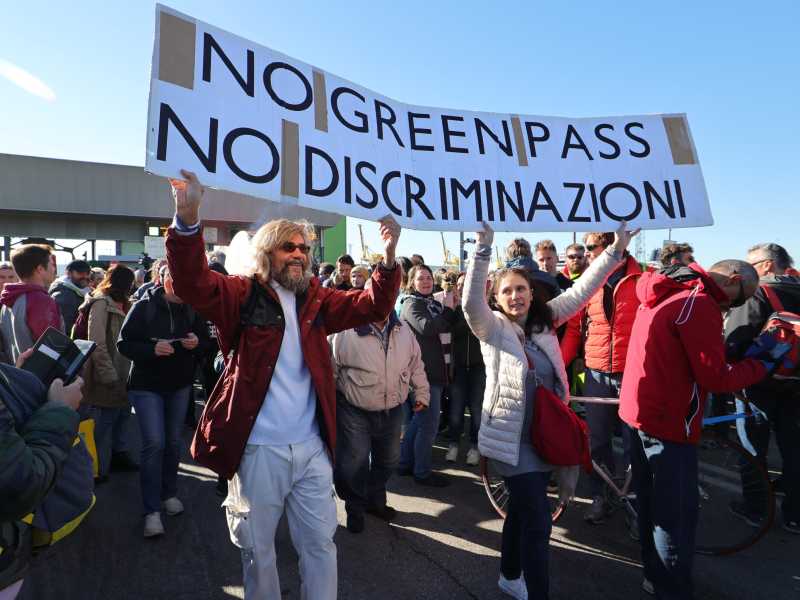 Green pass, l'Italia rallenta ma non si ferma. Sollievo del Viminale: "Ma non è finita"