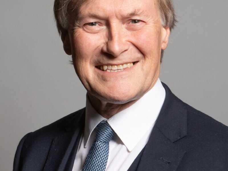 È morto il deputato David Amess, accoltellato nell'Essex