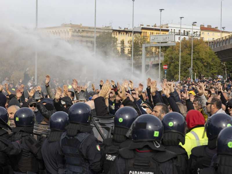 Lo sgombero della protesta contro il green pass a Trieste (Ansa)<br />&nbsp;