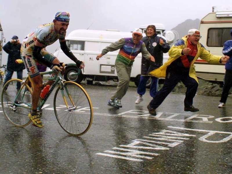 Marco Pantani sul Galibier durante la quindicesima tappa del Tour de France 1998 (Foto&nbsp;<span style="color: rgb(46, 45, 45); font-size: 12px;">Eric Gaillard / ANSA-REUTERS)</span>