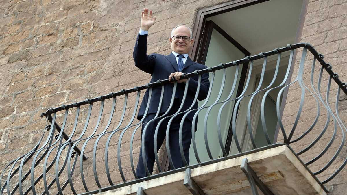 Immagine di Il sobrio sbarco stile Mef di Gualtieri in Campidoglio. Ora cerca donne per la giunta