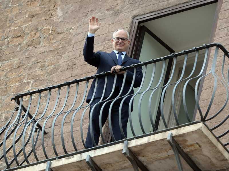 Il sobrio sbarco stile Mef di Gualtieri in Campidoglio. Ora cerca donne per la giunta