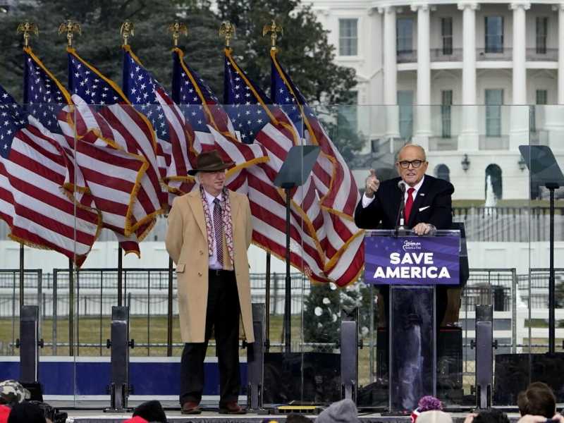 L’inventore del golpe al Congresso si pente, “una follia!”, ma la marea trumpiana sale