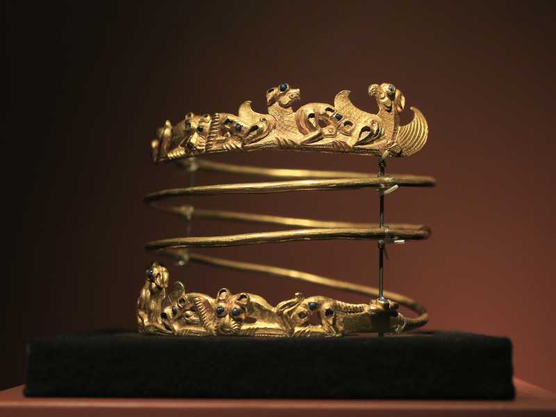 Un pezzo del tesoro della Crimea in mostra ad Amsterdam (AP Photo/Peter Dejong)