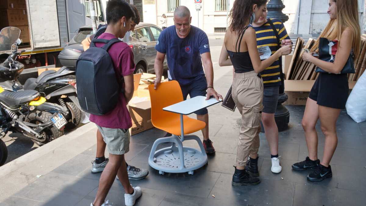 Immagine di A Venezia i banchi a rotelle dell'Azzolina, mai usati, smaltiti come rifiuti ingombranti