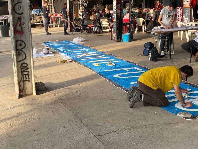 Alcuni dei ragazzi del Fridays for Future intenti a preparare gli striscioni per la manifestazione (foto: Gabriele De Rosa)