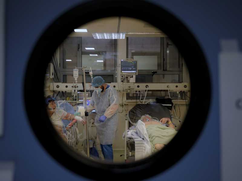 Pazienti Covid nell'ospedale universitario di emergenza a Bucarest, in Romania. Pochi vaccinati: salgono i morti (Foto AP/Andreea Alexandru)