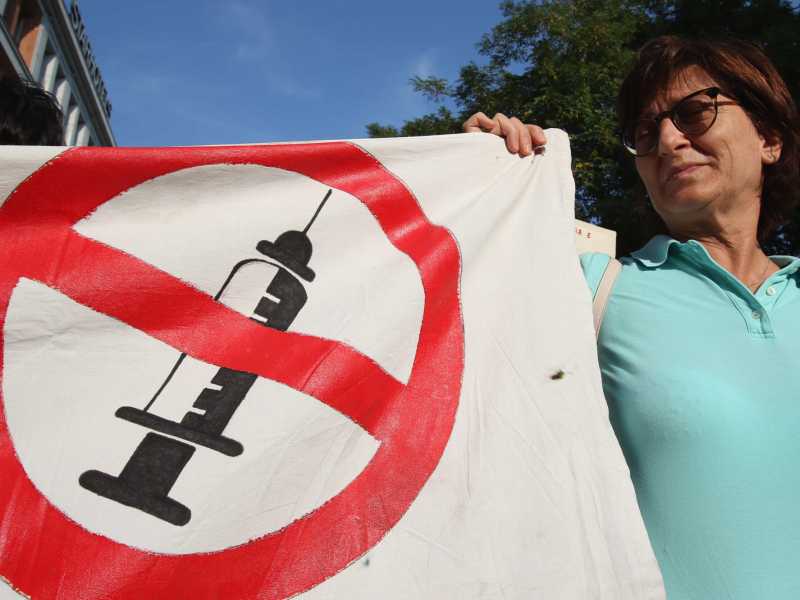 Oh, no! Le multinazionali dei vaccini lanciano le cure anti Covid. Caos fra i complottisti