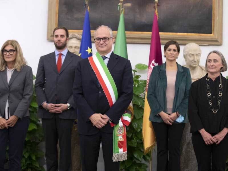 Il sindaco di Roma Roberto Gualtieri e la sua giunta (Ansa)