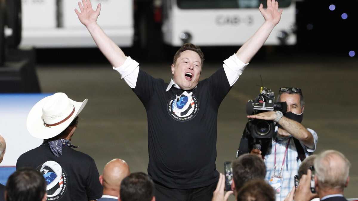 Immagine di Musk fa il populista su Twitter, Bezos accelera sull'auto elettrica