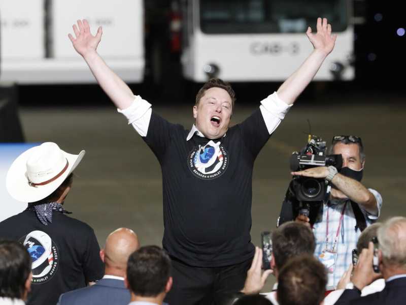 Musk fa il populista su Twitter, Bezos accelera sull'auto elettrica