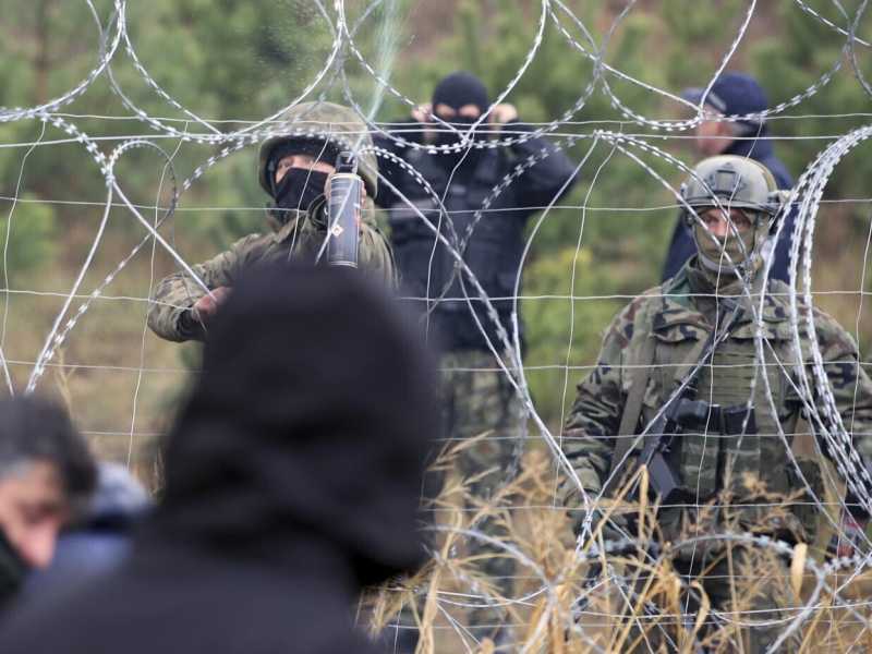 Minsk spinge i migranti contro il filo spinato della Polonia