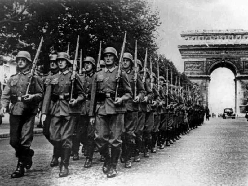 Soldati tedeschi marciano a Parigi, 1940 (Wikimedia Commons)&nbsp;