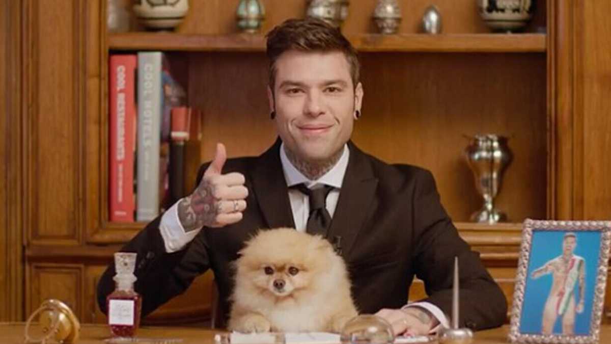 Immagine di Fedez che imita il Cav. ci riporta nel 1994. Meglio ascoltare i Måneskin