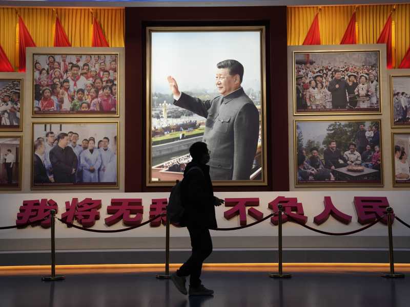 Un visitatore davanti a una foto del presidente cinese Xi Jinping al Museo del Partito Comunista Cinese a Pechino (AP/Ng Han Guan)&nbsp;<br />