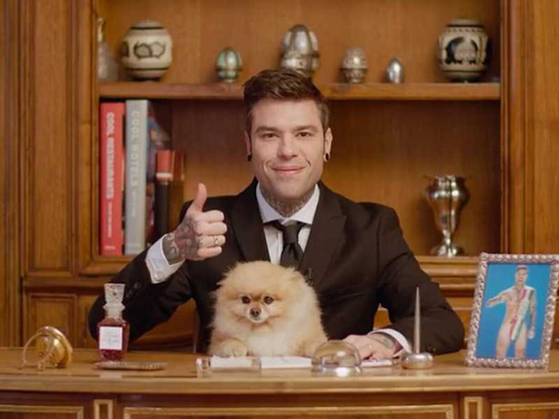 Fedez che imita il Cav. ci riporta nel 1994. Meglio ascoltare i Måneskin