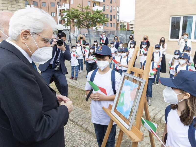Il presidente Mattarella in visita a maggio alla scuola primaria Geronimo Stilton, Roma (LaPresse)&nbsp;