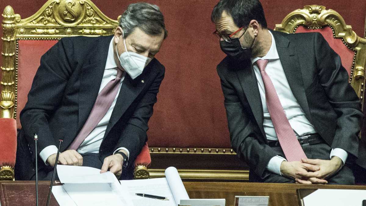 Immagine di Trattori e aste sulle rinnovabili. Due grane "green" per Patuanelli e Cingolani sul Pnrr