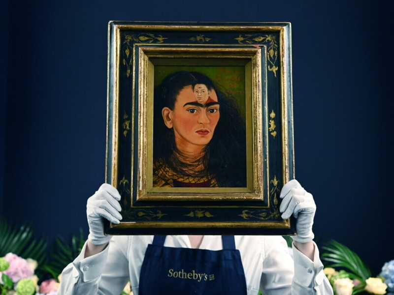 L'autoritratto di Frida Kahlo battuto per 35 milioni di dollari a New York (Ansa)<br />