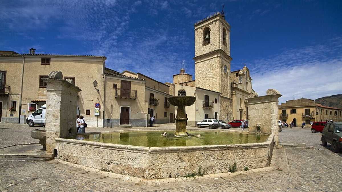 Immagine di Palazzo Adriano, città Covid free: "I vaccini come una festa popolare". Parla il sindaco Granà