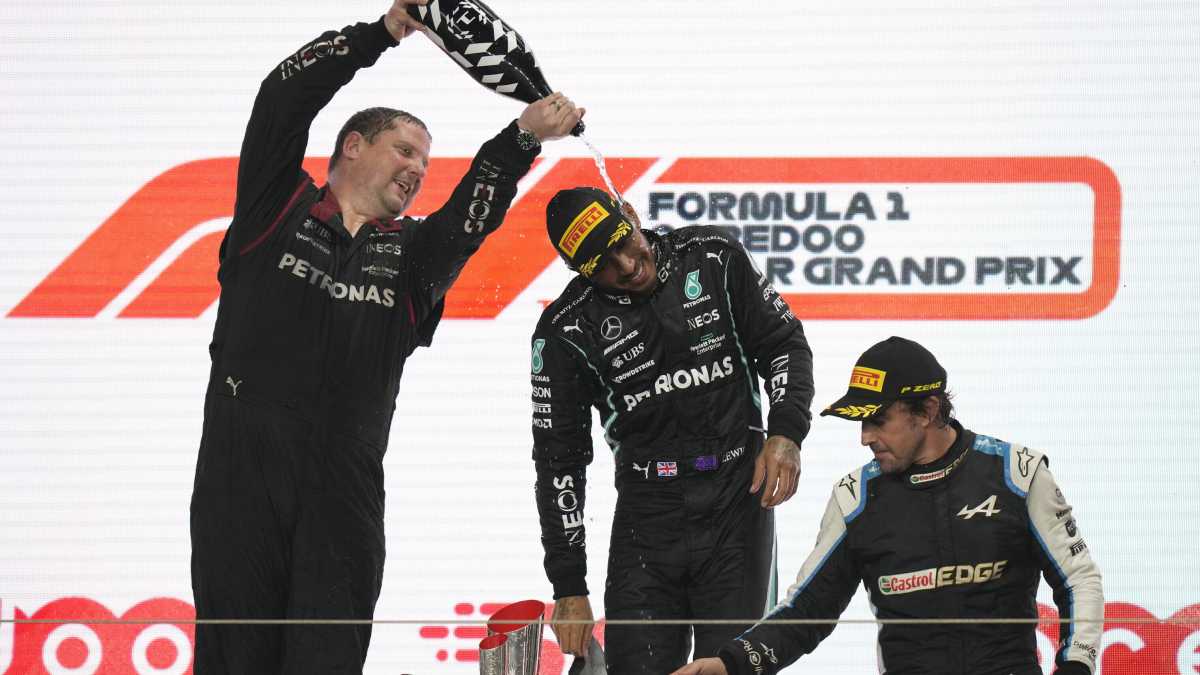 Immagine di Vince Hamilton davanti a Verstappen. Ma l'eroe del giorno è Alonso