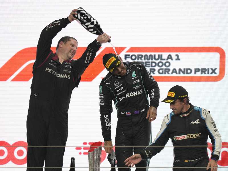 Vince Hamilton davanti a Verstappen. Ma l'eroe del giorno è Alonso