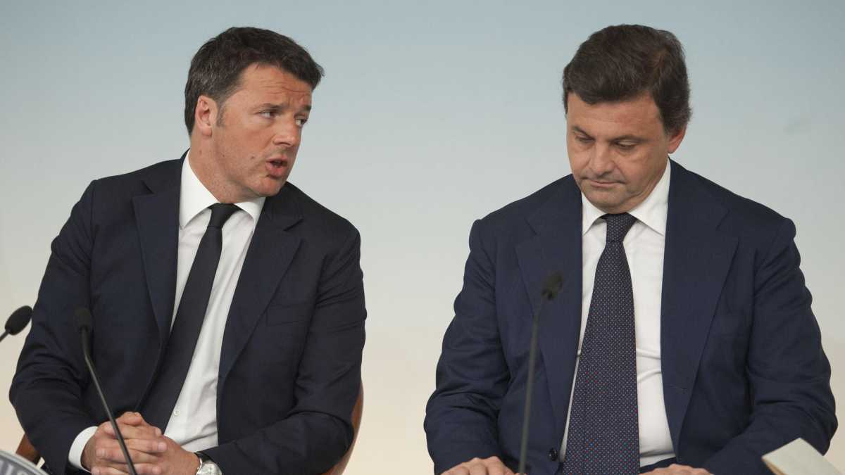 Immagine di Renzi e Calenda: piccolo centro, grande rissa. Insulti e dispetti fra i due ex amici