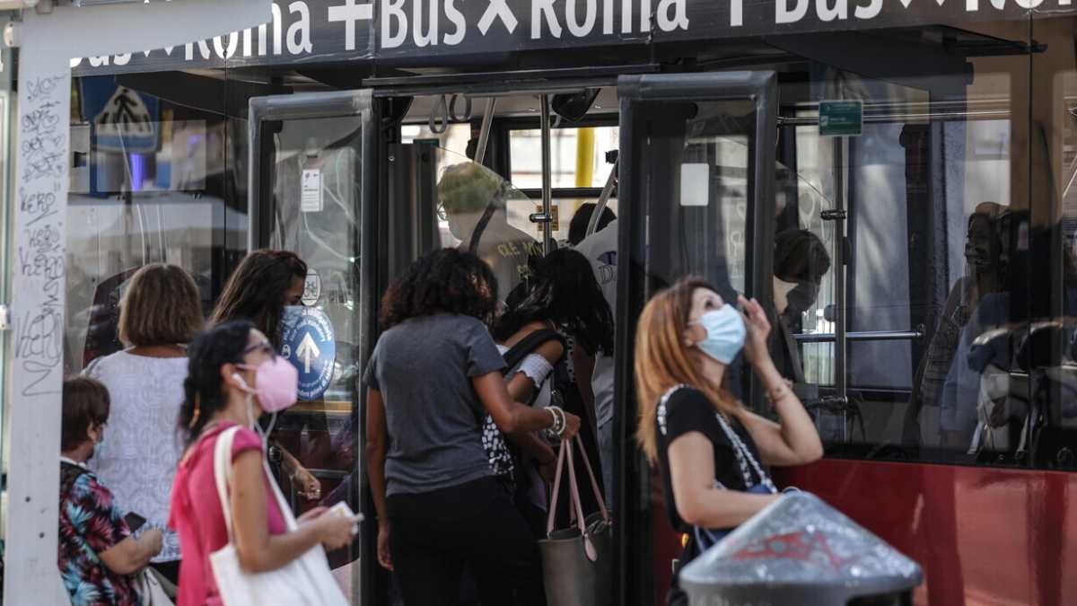 Immagine di Le 24 ore che ci separano dal super green pass. Ma resta il nodo trasporti