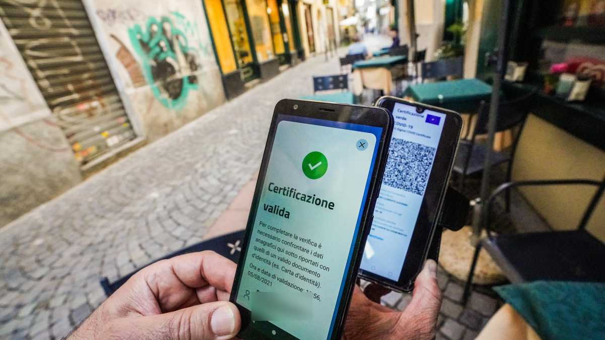 Immagine di Super green pass dal 6 dicembre anche in zona bianca. Nella Lega passa la linea Fedriga