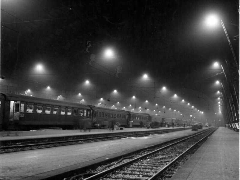 Avanti e indietro in treno, dalla notte alla notte, la giornata di Pasquale che lavora nella scuola