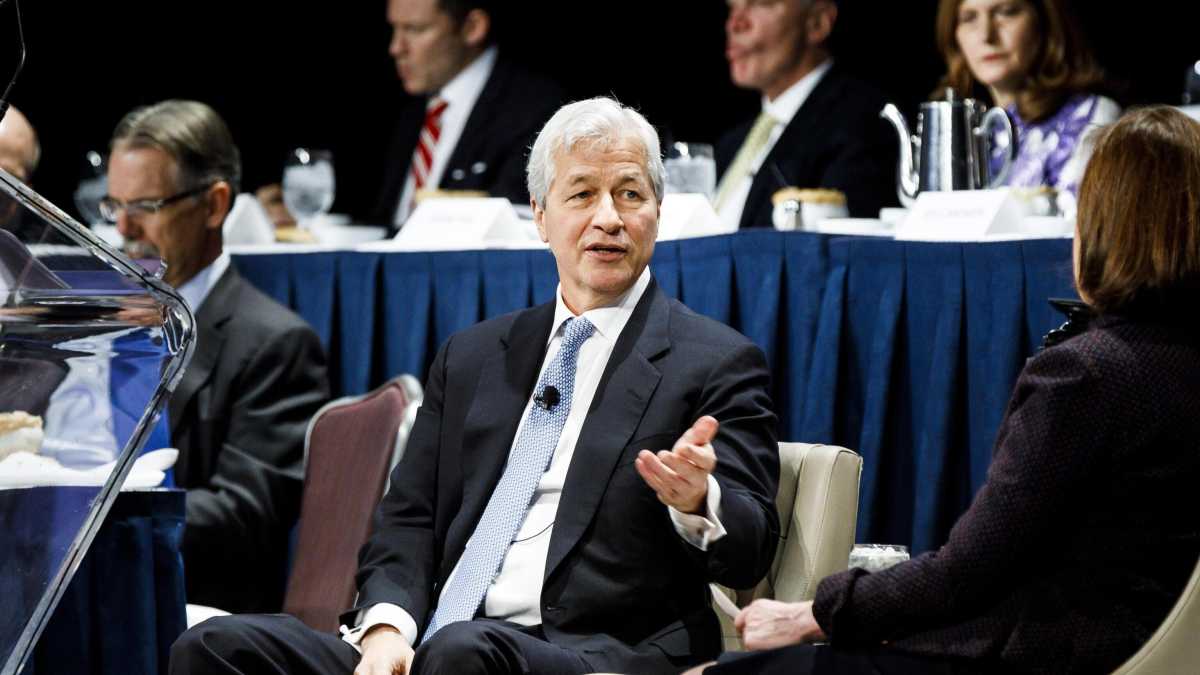 Immagine di Il ceo di JP Morgan sfida i comunisti cinesi ma poi chiede scusa, due volte