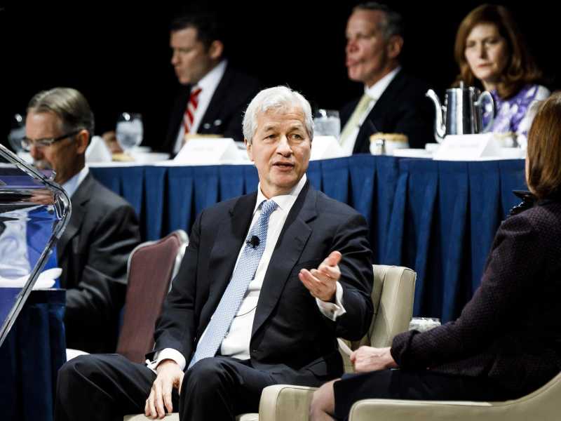 Il ceo di JP Morgan sfida i comunisti cinesi ma poi chiede scusa, due volte