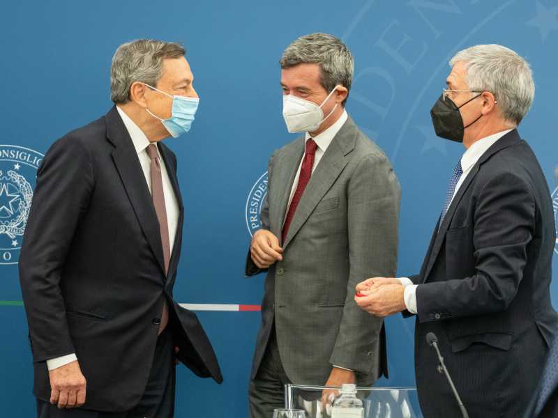 Mario Draghi, Andrea Orlando e Daniele Franco (LaPresse)