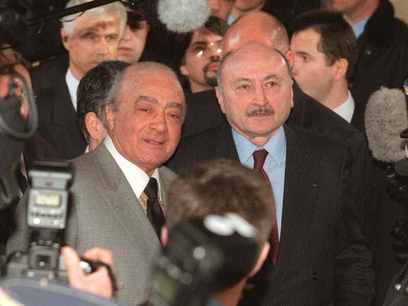Georges Kiejman, l'uomo con i baffi, dopo un'udienza del processo sulla morte di Lady Diana nel 1999 (Ansa)