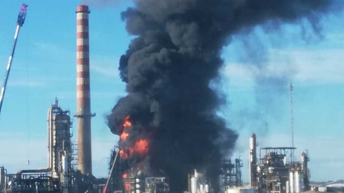 Immagine di Esplosione alla raffineria Eni di Livorno. Domate le fiamme