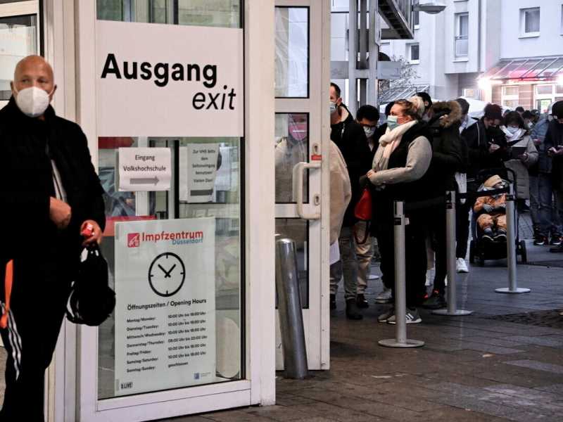 Serata col vaccino: così in Germania ci si immunizza anche nelle abitazioni private