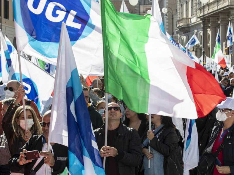 Sciopero dei trasporti fuori tempo massimo. L'Ugl contro il green pass