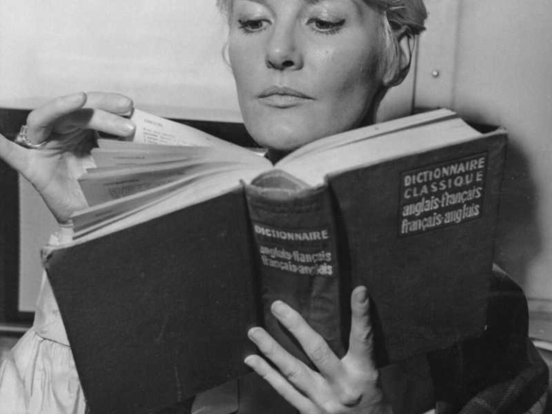 L'attrice e cantante britannica Petula Clark legge un dizionario francese-inglese, novembre 1960 (Keystone Features/Hulton Archive/Getty Images)&nbsp;<br />