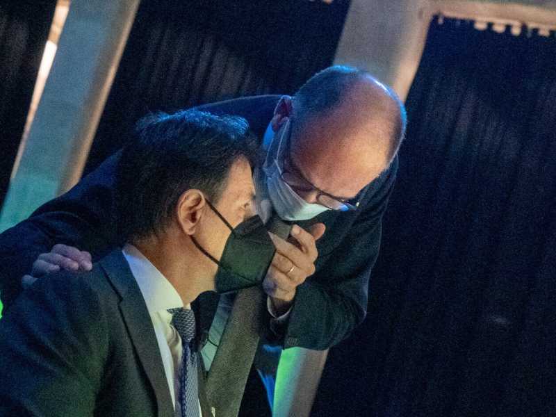 Conte tentenna sulla sua candidatura, ma il Pd lo incoraggia. Renzi e Calenda studiano le contromosse