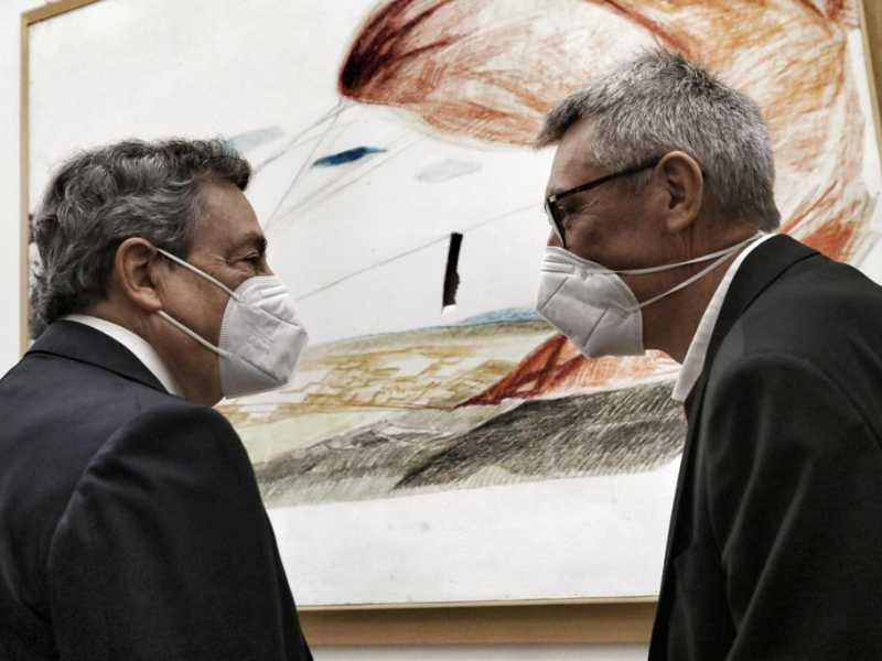 Mario Draghi e Maurizio Landini nella sede della Cgil (Ansa)