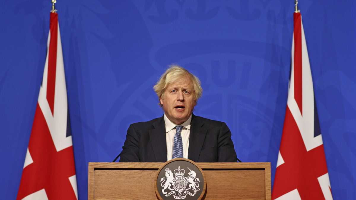 Immagine di Anche Johnson si arrende al green pass