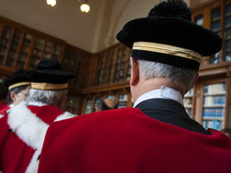 Correnti che offrono sconti, magistrati in carica che fanno politica. Due show esemplari