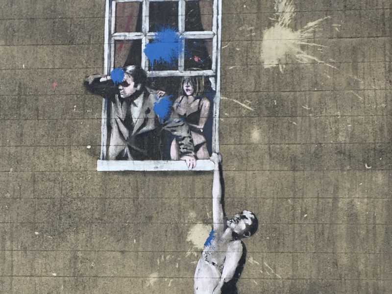 Il murale Well Hung Lover di Banksy a Bristol (Wikimedia Commons)&nbsp;