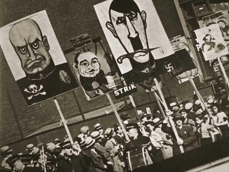 L’eterno impostore-ciarlatano e la nostra voglia irrazionale di ubbidire