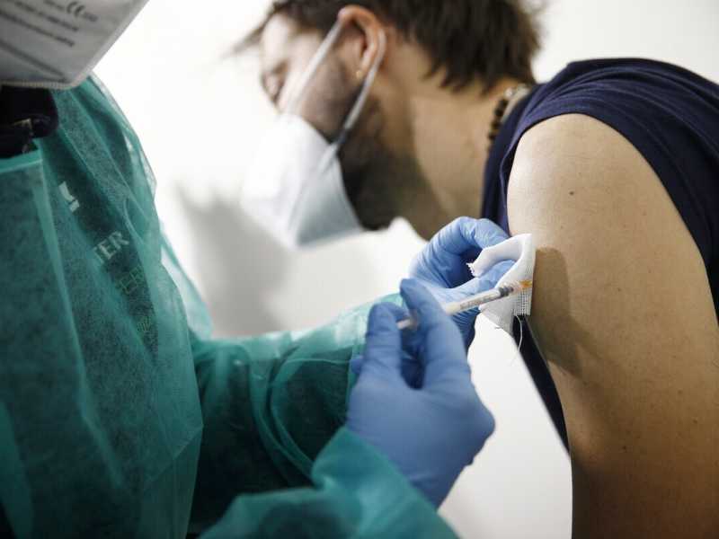Nonostante Omicron, tre dosi sono meglio di due