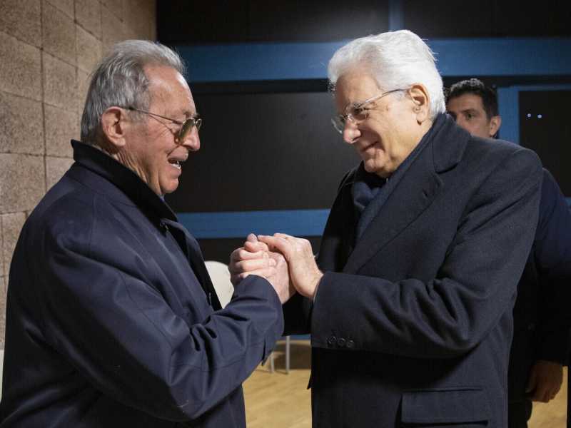 Il presidente Sergio Mattarella con il sopravvissuto di Sant'Anna Enrico Pieri (LaPresse)<br />&nbsp;